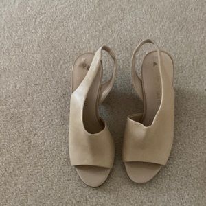 Franco Sarto’s tan sandals size 6